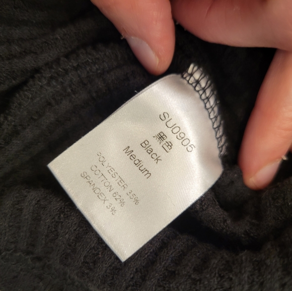 😁Black Long Sleeve Waffle Knit V Neck Top, Size M - Picture 4 of 4